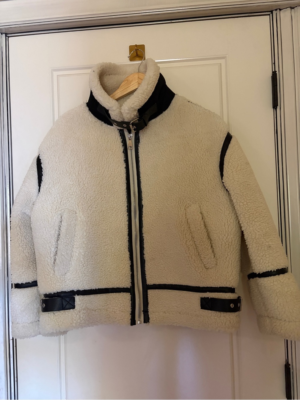 Over size Cream Sherpa Zip Jacket with Black Trim. Size xs but can fit to S or M